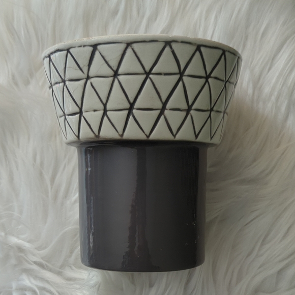Gray & White Planter - Picture 2 of 9